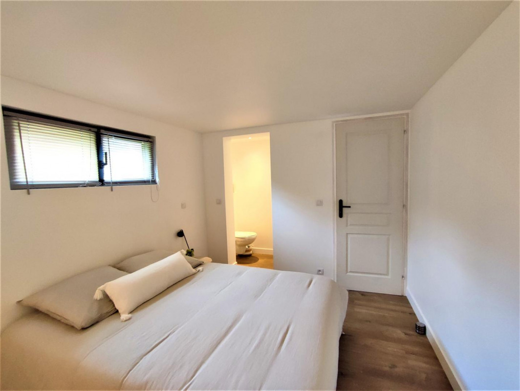 Ground-floor bedroom with double bed and en-suite shower