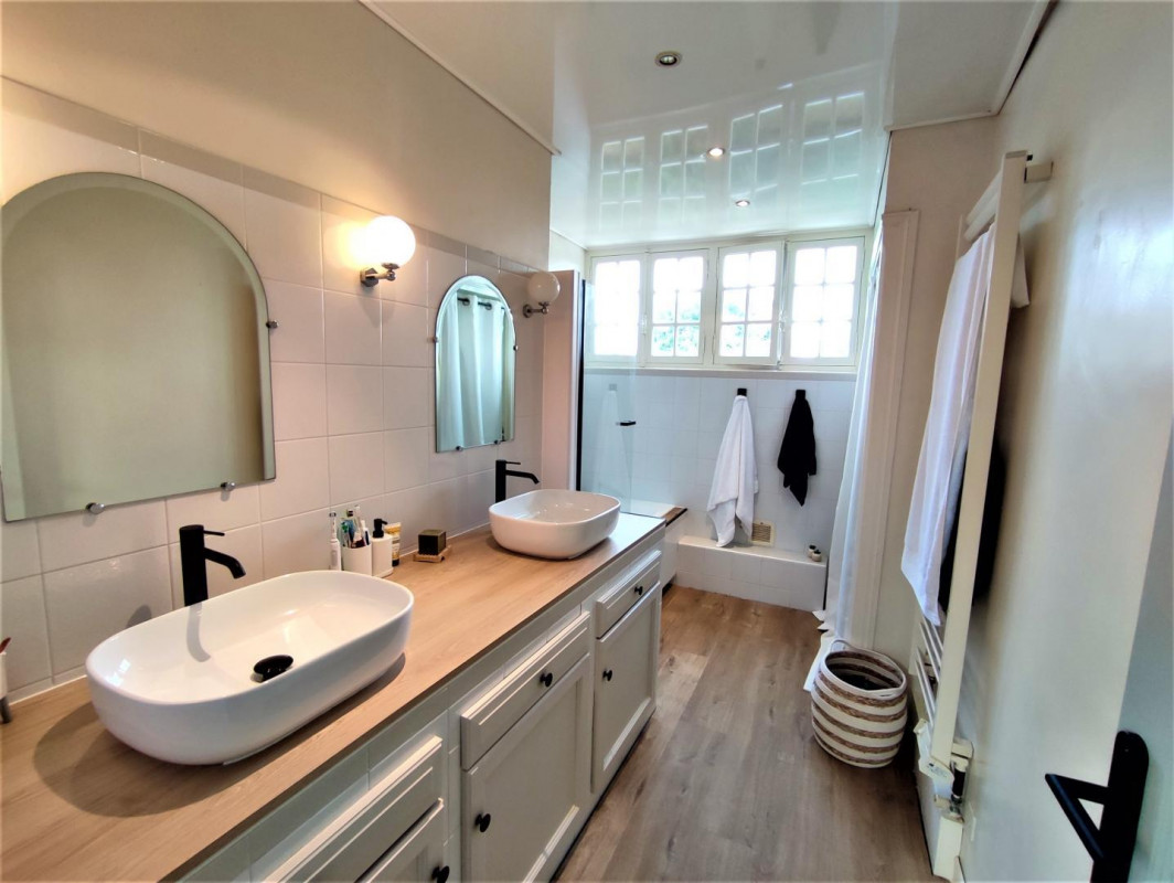Upstairs bathroom with bathtub and double sink