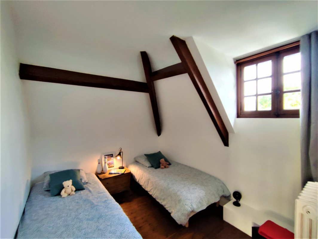 Twin-bedded bedroom with two single beds