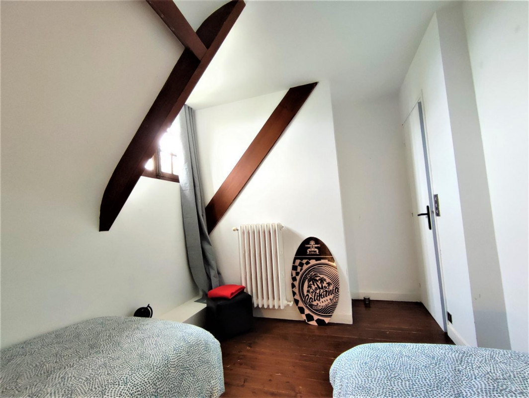 Twin-bed bedroom angle